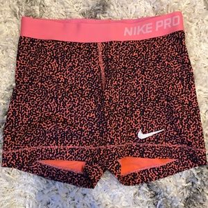 Woman’s nike pros, size medium!